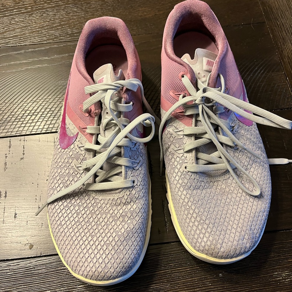 Nike Macon, 4XD atmosphere grey true berry women’s. Model number CD 3128–008.